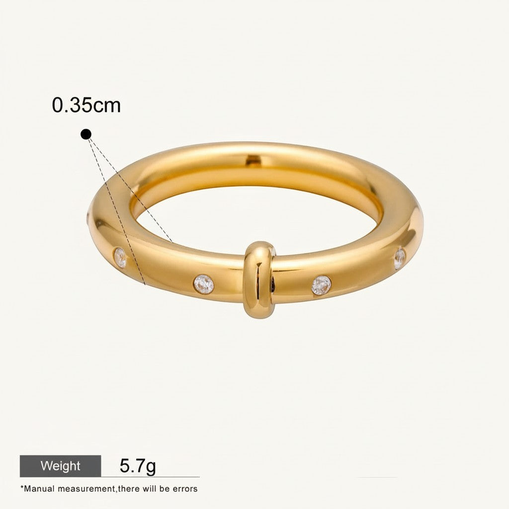 Seraphina Treasures Selene gold ring with clear zircon stones and a unique central bar detail. Waterproof and hypoallergenic.
