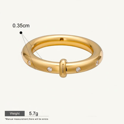 Seraphina Treasures Selene gold ring with clear zircon stones and a unique central bar detail. Waterproof and hypoallergenic.